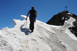 Pohled z hřebínku mezi oběma vrcholy Wildspitze. Robert se opatrně vrací ze severního vrcholu podél sněhových převějí.