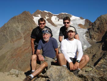 Společná fotka na vrcholu Wildes Mannle (3019m). Nahoře zleva: Láďa a Robert. Dole: Pavel a Martin. Nad Láďovou hlavou je viditelný vrchol Wildspitze (3774m).