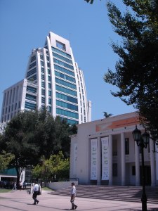 Luxusní čtvrť Las Condes v Santiagu de Chile - v popředí galerie moderního umění nedaleko české ambasády, Chile, 25. ledna 2006