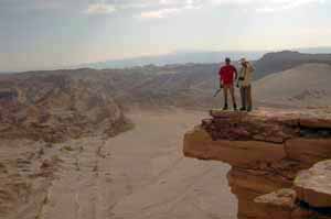 Martin s Vladimírem na skalním výběžku nad Valle del Muerte během package do Valle de la Luna, Chile, 1. února 2006