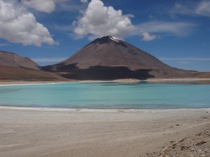 Licancabur (5960m) a Laguna Verde v popředí, Bolívie, 6. února 2006