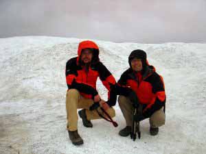 Martin a Vladimír na ostrově z boraxu na Laguna Colorada, Bolívie, 6. února 2006