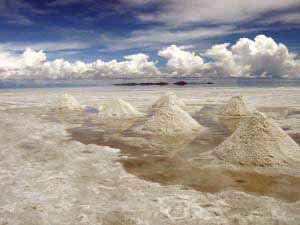 Kupky soli na Salar de Uyuni, Bolívie, 8. února 2006