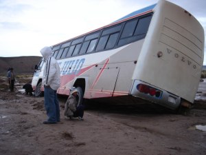 Autobus, který zapadl jako první a způsobil dopravní kalamitu, Bolívie, 9. února 2006