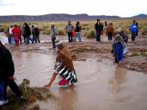 Lidé hledající náhradní spojení během období dešťů, Bolívie, 9. února 2006