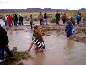 People searching for the bus to take them to Oruro, Bolivia, 9. 2. 2006