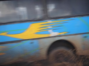 Autobus při pokusu o rychlý průjezd bahnem - neúspěšně, Bolívie, 9. února 2006