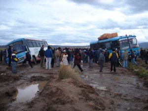 Autobusy zapadlé do bahna na cestě mezi Uyuni a Oruro, Bolívie, 9. února 2006
