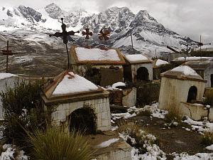 Hřbitov v Mulluni na cestě pod Huaynu Potosí, Bolívie, 12. února 2006