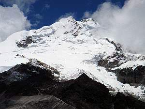 Pohled na Huaynu Potosí (6088m) z místa, kde se vystupuje z auta (Refugio - 4700m), Bolívie, 12. února 2006