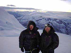 Vladimír a Martin během výstupu na Huaynu Potosí (6088m) v pozadí hřebeny Cordillera Real, Bolívie, 13. února 2006