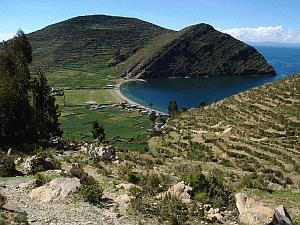 Krásný modro-zelený záliv (Bahía Pukhara) na ostrově Isla del Sol, Titicaca, Bolívie, 16. února 2006