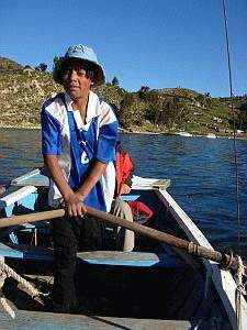 Mladý převozník na ostrově Isla del Sol, Titicaca, Bolívie, 16. února 2006