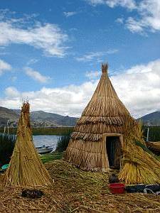 Typická obydlí na rákosových ostrovech Uros, Peru, 19. února 2006