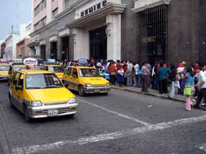 Ulice Arequipy plné žlutých mini-taxíků, Peru, 21. února 2006