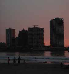 Západ slunce nad pláží v Iquique, Chile, 23. února 2006