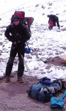 Arian při výstupu na Aconcaguu v kempu Canada 4950m, Argentina, 22. ledna 2006