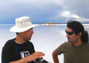 Armando při rozhovoru s Martinem na Salar de Uyuni, Bolívie, 8. února 2006