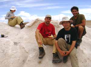 Armando s námi pózuje během oběda na kupkách soli na Salar de Uyuni - v pozadí Evík, Bolívie, 8. února 2006