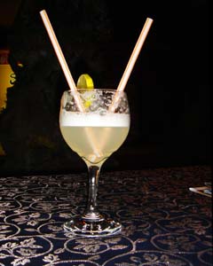 Sklenice s koktejlem Pisco Sour, kterou jsme si dali v peruánském Punu, Peru, 19. února 2006