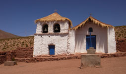 Kostelík a hřbitov u vesničky Machuca, okolí San Pedro de Atacama, Chile, 5.2.2006