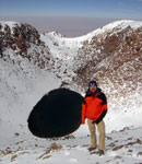 Vladimír na vrcholu Licancaburu, v pozadí jezírko na dně sopečného kráteru, Chile-Bolívie, 4.2.2006