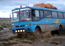 Altiplano v období dešťů - do bahna zapadlý autobus, Bolívie, 9.2.2006