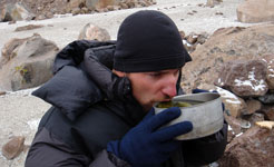 Vladimír popíjející čaj z koky (Maté de Coca) při výstupu na Chachani, Peru, 21.2.2006