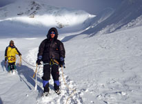 Vladimír při sestupu z Huayny Potosí (6088m) v pozadí náš průvodce, Bolívie, 13.2.2006