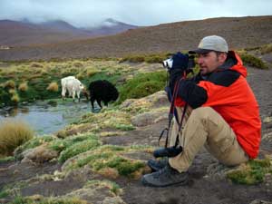 Vláďa natáčí záběry pasoucích se lam na břehu laguny Colorada, Bolívie, 7. února 2006