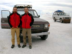 Martin a 
Vláďa v bundách Latok na Salar de Uyuni, Bolívie, 8. února 2006