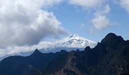 Pohled na vrchol mohutné sopky Cayambe (5789m) z vrcholu Fuya Fuya (4262m), Otavalo, Ekvádor