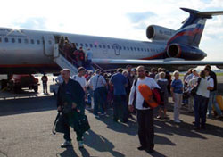 Výstup na letištní plochu v Mineralnych Vodách, Rusko, 19. července 2009.