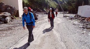 Pěkně v řadě za sebou - Vláďa, Robert a Láďa před nástupem na lanovku v Azau (2300m), Rusko, 22. července 2009.