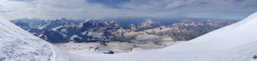 Panorama - pohled jižním směrem z traverzu (5200m), Rusko, 24. července 2009.