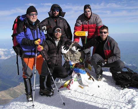 Celá parta na vrcholu Elbrusu (5642m). Zleva horní řada - Pavel, Vláďa a Láďa, dolní řada - Martin a Robert, Rusko, 24. července 2009.
