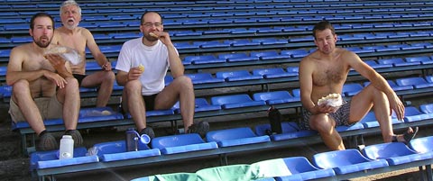 Snídaně na fotbalovém stadionu a pozorování více než 100km vzálených vrcholků Elbrusu, Rusko, 26. července 2009.