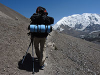 Sestup z C1 (4400m) do základního tábora Ačik-Taš s obřími batohy, Pamír, Kyrgyzstán