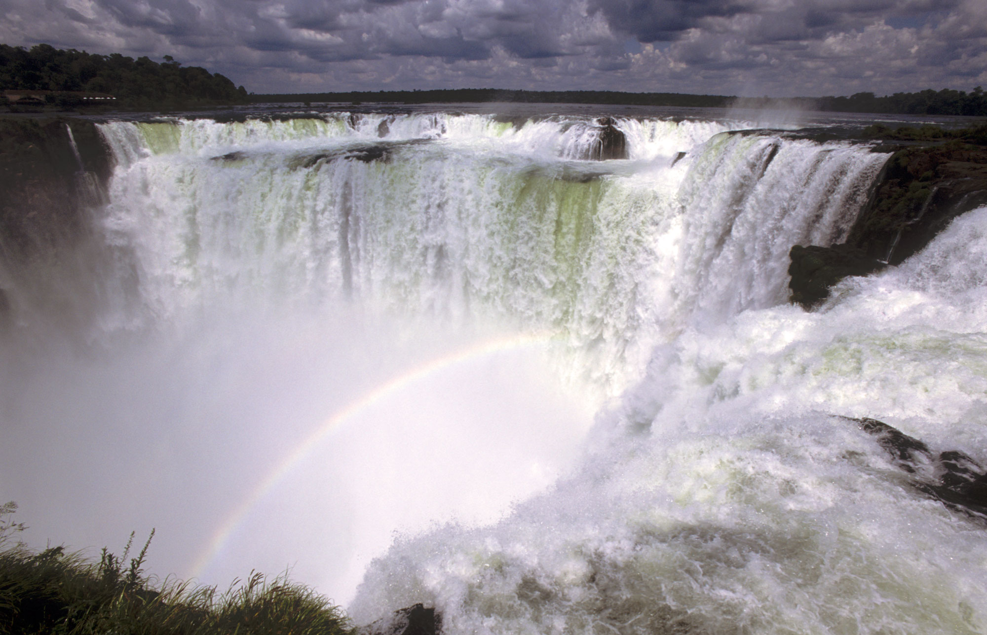 Сумерки водопад. Водопад Игуасу. Глотка дьявола водопад Игуасу. Водопады Игуасу вид сверху. Водопад глотка дьявола в Бразилии.