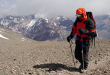 Martin postupuje vstříc aklimatizačnímu vrcholu Cerro Plata (6000m).