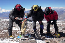 Trojice spidermanů na vrcholu Aconcagua (6962m).