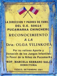 Pamětní deska ve vesnici Pucamarca, kde působila jako dobrovolná učitelka Olga Vilímková, pozdější zakladatelka NF Inka, Peru.