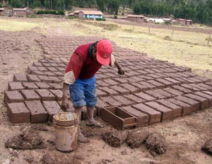 Výroba nepálených cihel, Ocotuan, Peru