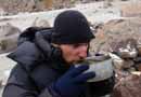 Vladimír popíjející čas z koky (Maté de Coca) při výstupu na Chachani, Peru, 21.2.2006