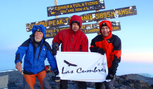 Členové výpravy Afrika 2010 na vrcholu Kilimandžára (5895m), 16.9.2010 v 6:00.