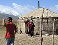 Hledání cesty do základního tábora Ačik-Taš, Alajské údolí, Kyrgyzstán