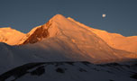 Pohled na hory Pamíru z tábora C1 (4400m), Kyrgyzstán