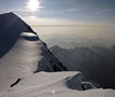 Východ slunce nad Signalkuppe (4554m) v alpském masivu Monte Rosa