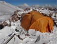 Náš stan ve druhém výškovém kempu (5850m). Počasí nám moc nepřeje, zase nový sníh.