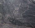 'Cizí' ruka vs. lidská ruka - Nasca, Peru.